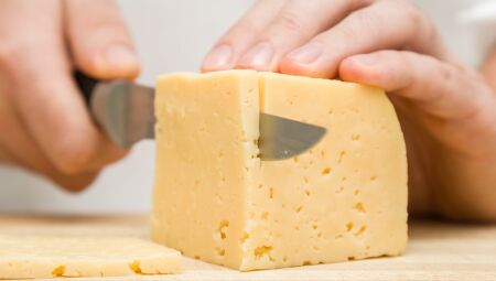 Peda&ccedil;o de queijo n&atilde;o caiu bem para o homem
