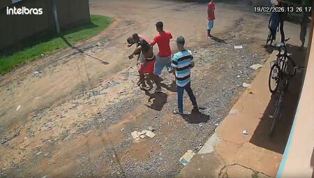 Agress&otilde;es aconteceram em frente a uma conveni&ecirc;ncia