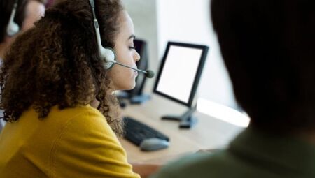 Funsat abre 1.074 vagas com oportunidades para operador de caixa, telemarketing e repositor
