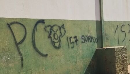 Picha&ccedil;&otilde;es com ins&iacute;gnia de fac&ccedil;&atilde;o - Foto: Reprodu&ccedil;&atilde;o