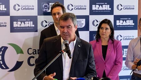 Eduardo Riedel discursando durante evento 