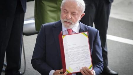 A assinatura aconteceu nesta segunda-feira