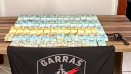 Quantia apreendida na casa de um dos suspeitos