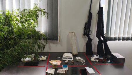 Armas e drogas apreendidas