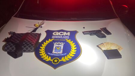 Objetos apreendidos com o suspeito