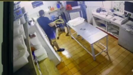 V&Iacute;DEO: Dono de restaurante de sushi &eacute; denunciado por agredir ex com beb&ecirc; no colo