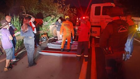 Bombeiros precisaram retirar a v&iacute;tima da cabine do caminh&atilde;o