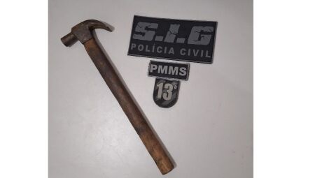 Homem tenta matar a esposa a marteladas em &Aacute;gua Clara