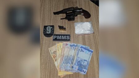 Suspeito tenta esconder rev&oacute;lver em freezer e acaba preso com droga em conveni&ecirc;ncia de Jaraguari