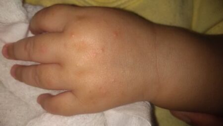 Beb&ecirc; de um ano &eacute; encontrada sozinha na rua ap&oacute;s briga de casal
