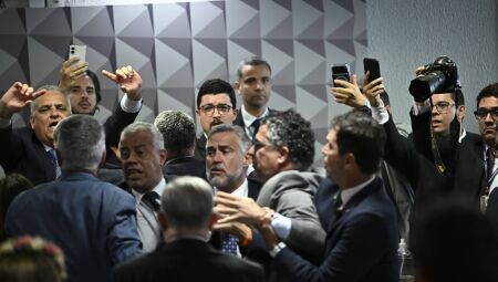 Sess&atilde;o da CPI do INSS que aprovou quebra de sigilo de Lulinha