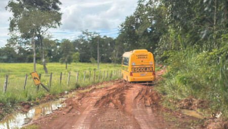 &Ocirc;nibus enfrenta dificuldades no transporte de alunos