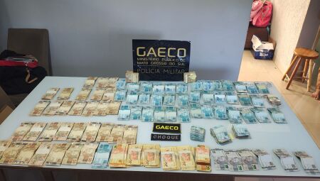 Quantia em dinheiro apreendida durante a opera&ccedil;&atilde;o