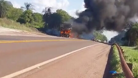 &Ocirc;nibus foi tomado pelas chamas