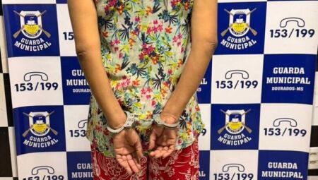 A suspeita foi presa em flagrante