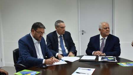 Assinatura do termo com Sergio Longen, Fl&aacute;vio Kayatt e o deputado Paulo C&ocirc;rrea