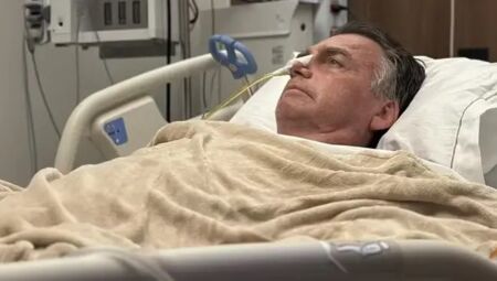 Bolsonaro segue internado