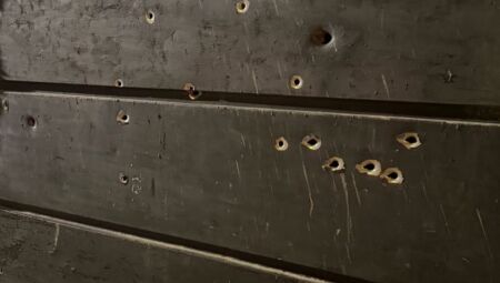 Marcas de tiros no port&atilde;o da resid&ecirc;ncia