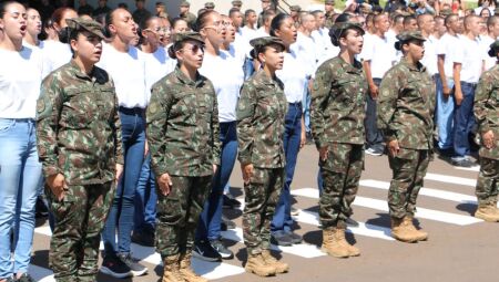 "&Eacute; incr&iacute;vel ver mulheres no topo", diz soldada formada na primeira turma feminina do Ex&eacute;rcito