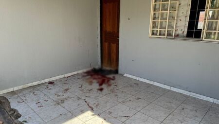 Marcas de sangue na resid&ecirc;ncia onde ocorreu o confronto