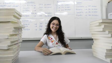 Ap&oacute;s passar em Medicina na UFMS, aluna volta &agrave; escola para agradecer professores