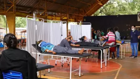 Ind&iacute;genas est&atilde;o sendo atendidos em hospital de campanha montado em uma quadra