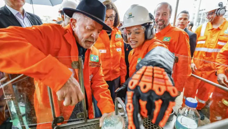 Presidente Lula durante visita &agrave;s instala&ccedil;&otilde;es da Regap, no Distrito Industrial Paulo Camilo Sul