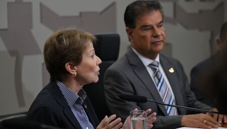 A relatora do projeto que avalia o acordo, Tereza Cristina, e o presidente da CRE, Nelsinho Trad