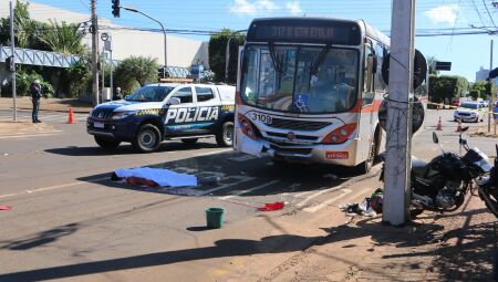 &Ocirc;nibus furou o sinal vermelho