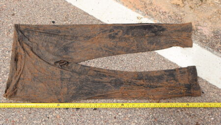 Cal&ccedil;a encontrada no local