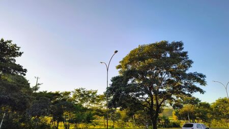 Sol brilhando e c&eacute;u azul