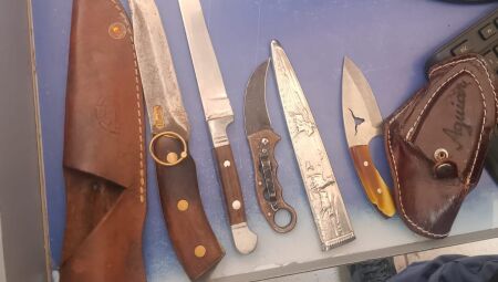 Autor portava diversos modelos de faca 