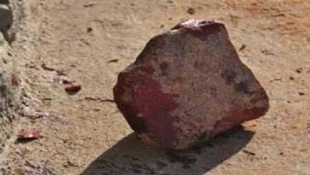 Homem &eacute; atingido a pedradas por adolescentes durante briga no Noroeste