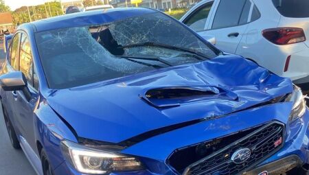 Carro envolvido no acidente ficou bastante danificado