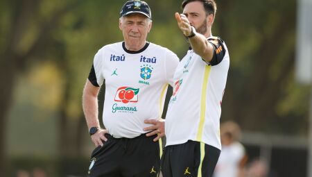 Carlo Ancelotti e Davide Ancelotti durante treino da Sele&ccedil;&atilde;o Brasileira em Orlando