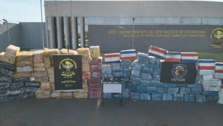 Drogas e armas estavam escondidas no acompamento