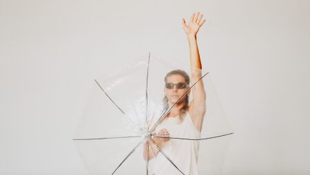 Improvisa&ccedil;&atilde;o e presen&ccedil;a marcam estreia de solo in&eacute;dito no Teatro Aracy Balabanian