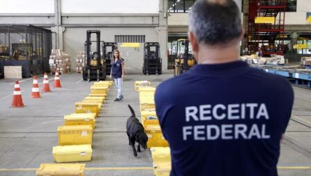 Auditor da Receita fiscaliza cargas em aduana do Aeroporto Internacional do Gale&atilde;o