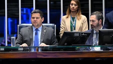 Presidente do Senado informou ter consultado a Advocacia do Senado e a Secretaria-Geral da Mesa para decidir  