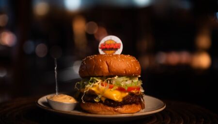 Sextou! Safari Burger ter&aacute; promo&ccedil;&atilde;o de hamb&uacute;rguer por R$ 25 nesta sexta-feira