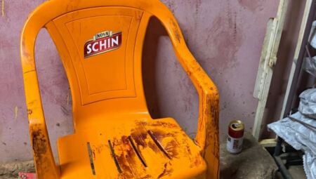 Manchas de sangue na cadeira onde v&iacute;tima foi socorrida