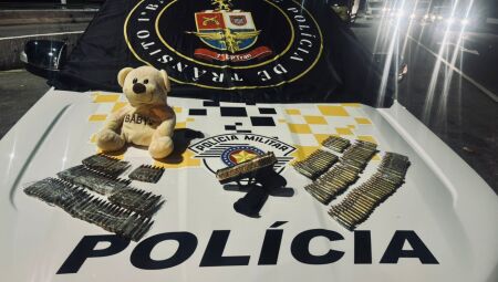 V&Iacute;DEO: Mulher &eacute; presa em SP com muni&ccedil;&otilde;es de fuzil presas ao corpo em &ocirc;nibus que saiu de Campo Grande