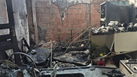 A casa ficou completamente destruida pelas chamas