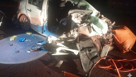 Batida entre carro e carreta deixa tr&ecirc;s mortos e dois feridos na BR-262, em Corumb&aacute;