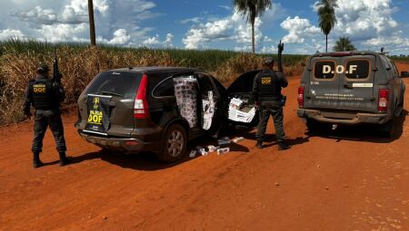 Carro com v&aacute;rias caixas de cigarro foi apreendido
