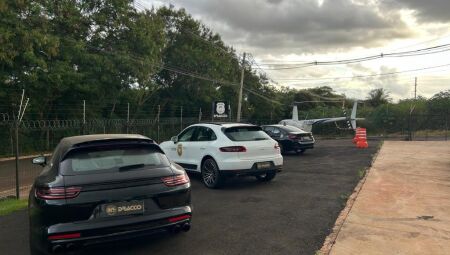 Ve&iacute;culo luxuoso foi apreendido na sede do Dracco-MS, em Campo Grande