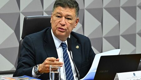 O senador Carlos Viana (Podemos-MG) preside a reuni&atilde;o da CPMI