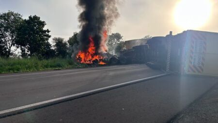 Caminh&atilde;o pegou fogo ap&oacute;s a colis&atilde;o
