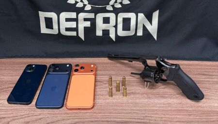 Arma e celulares foram apreendidos