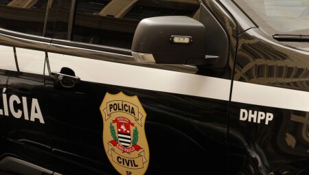 Duas crian&ccedil;as s&atilde;o encontradas mortas dentro de carro em SP
